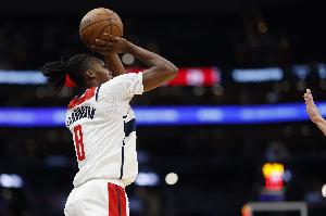 撑住球队！卡林顿上半场10投6中&amp;三分5中3 得到15分6板3助