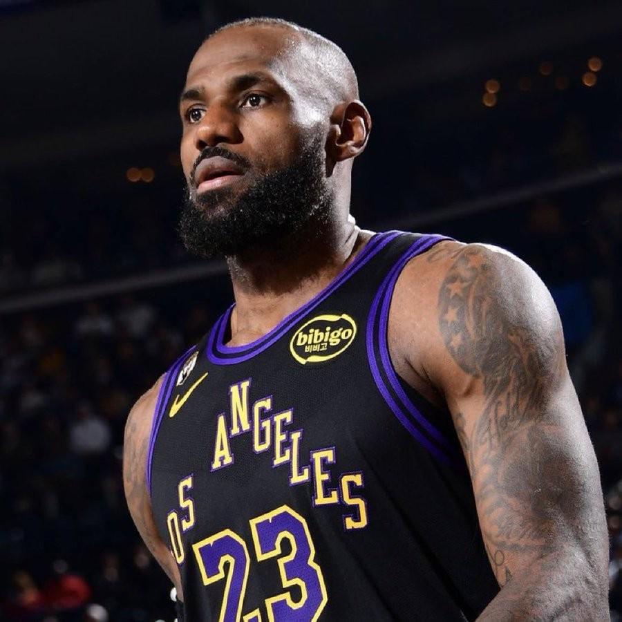 APP下载-记者：詹姆斯赛季后有三选择，降薪留队、自由加盟别队、退役