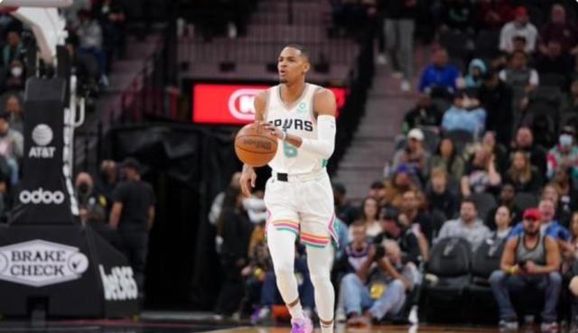 两度犯错险酿大祸 马刺新王双加时完成自我救赎